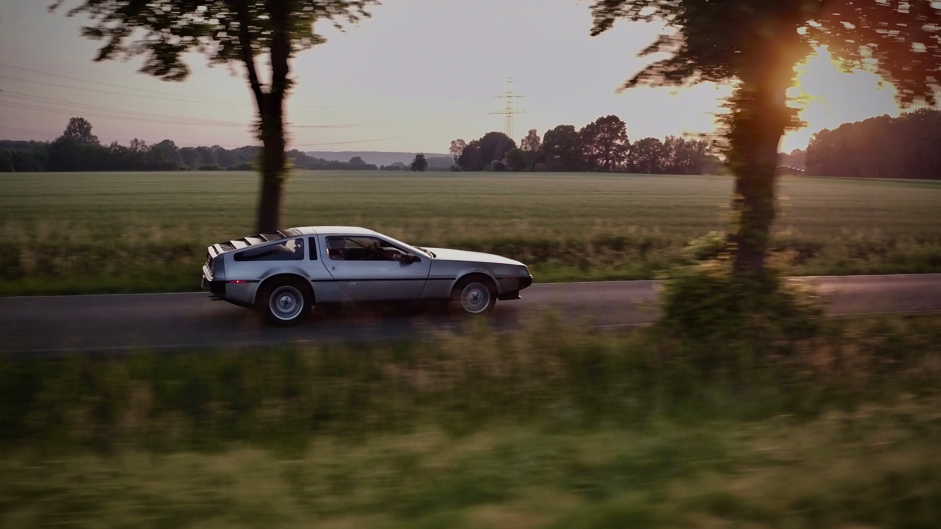 Luftaufnahme im Sonnenuntergang von einem Delorean