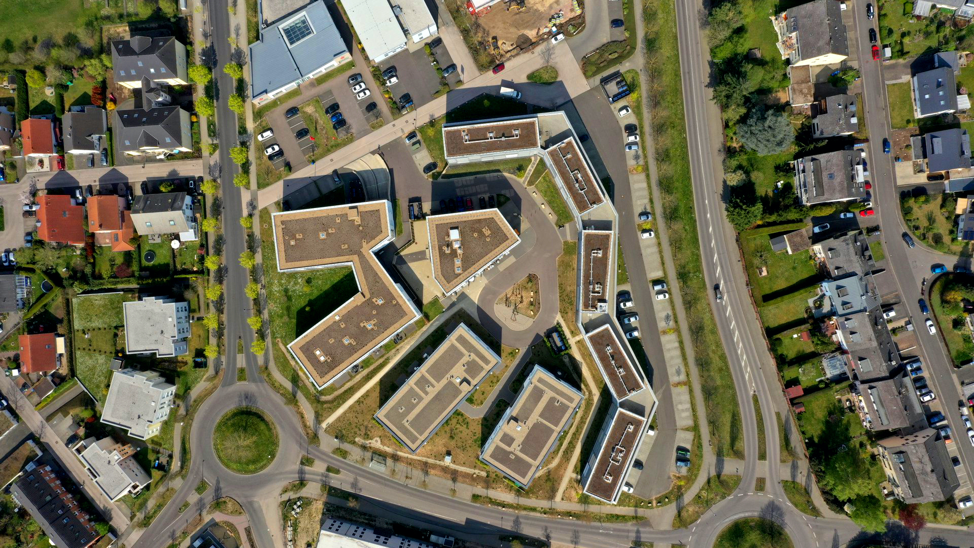 Eine besondere Immobilen Luftaufnahme von ihrem Haus, verschiedene Bilder sind immer möglich