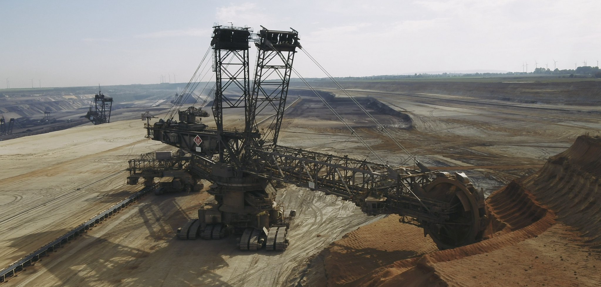 Luftaufnahme im Tagebau Garzweiler von einem Schaufelrad-Bagger