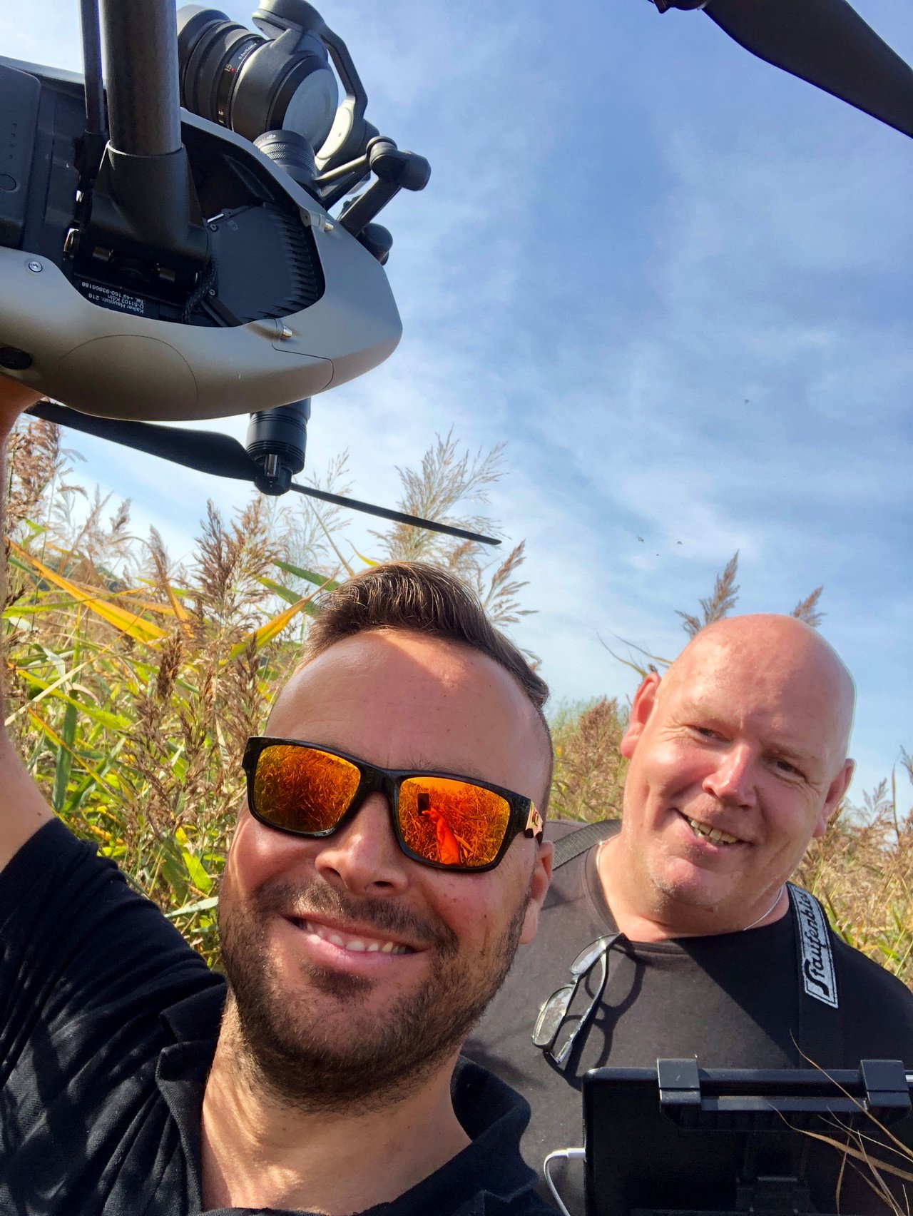 Robert und Nils vom Team airpicture24 inklusive Filmdrohne bei der Vorbereitung für Luftaufnahmen und Luftbilder