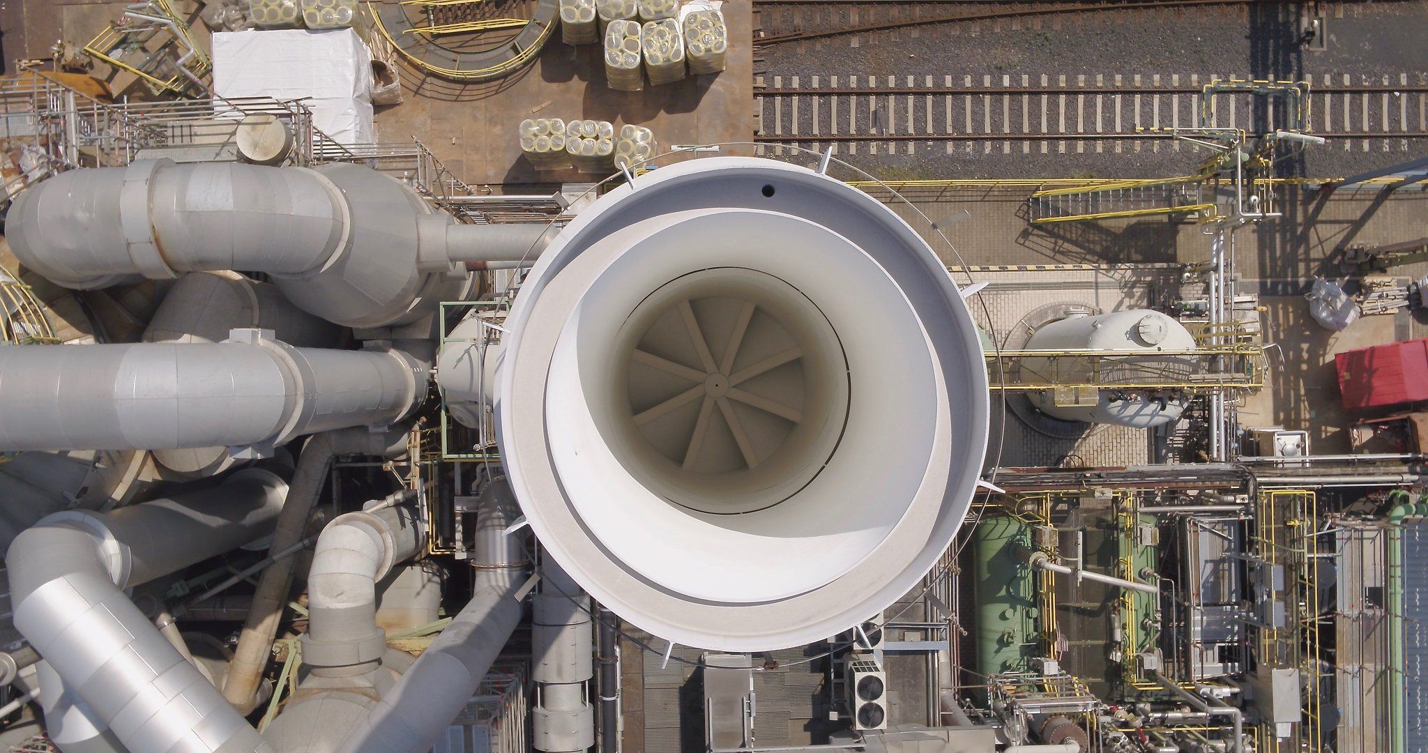 Luftaufnahme 90 Grad nach unten in einen Kühlturm einer Industrieanlage