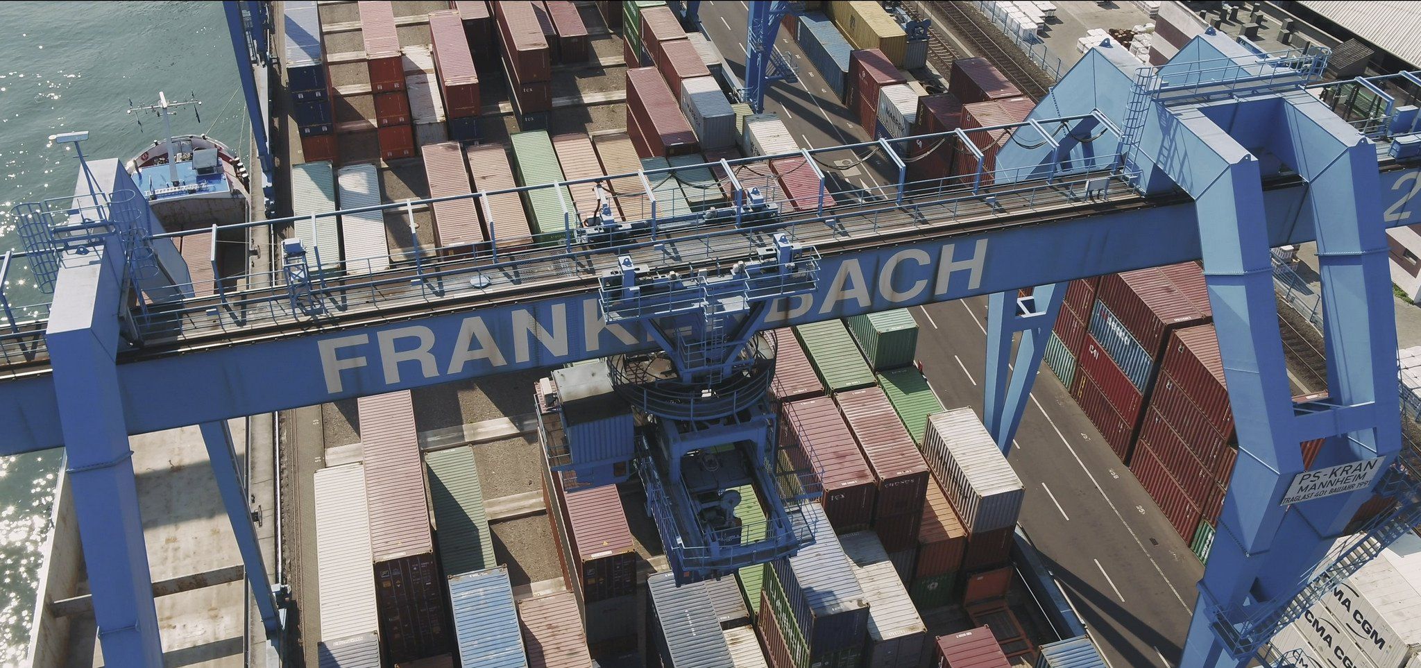 Luftaufnahme mit Drohne von einem Containerterminal im Industrie Gelände Mainz