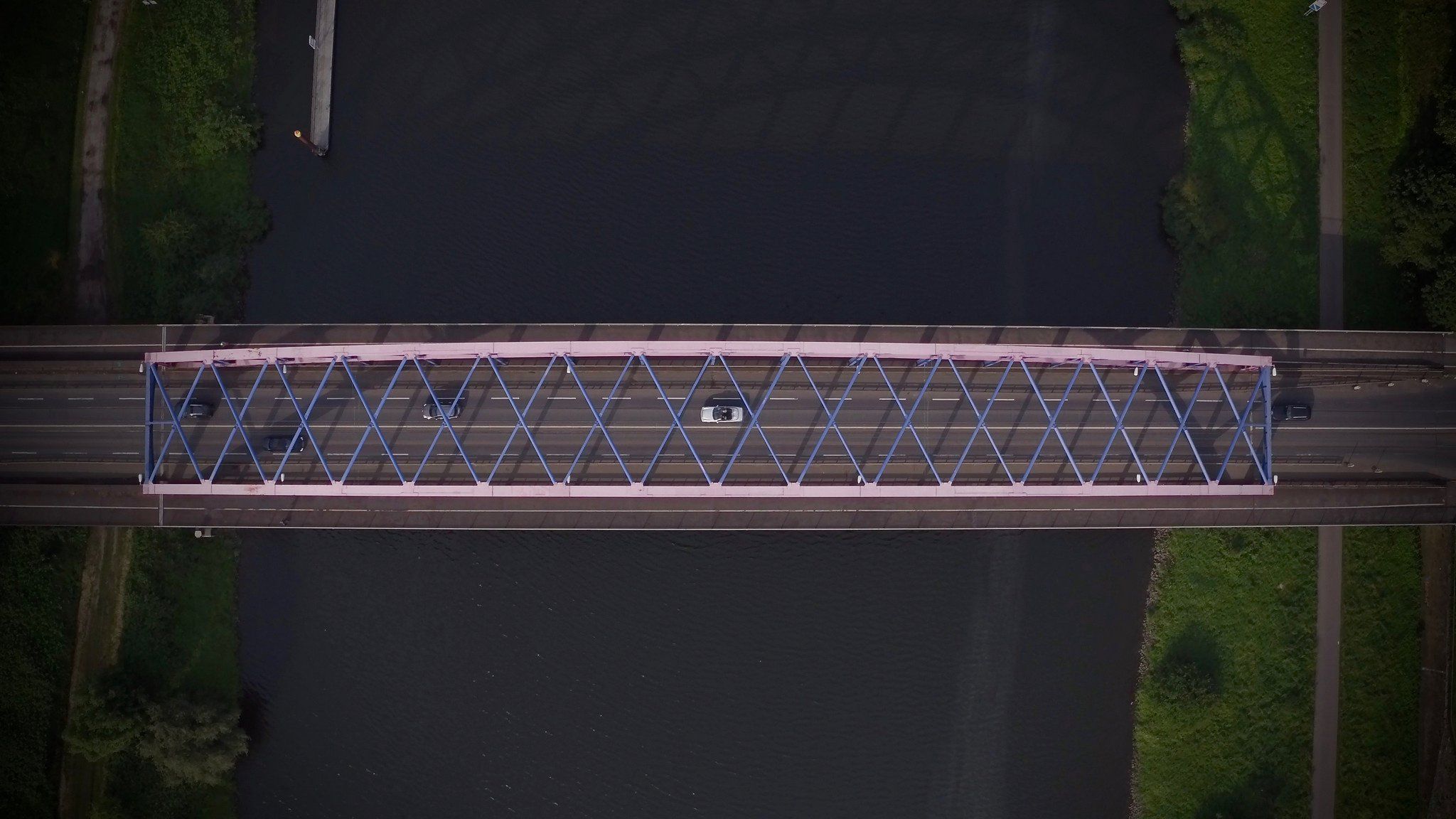 Diese Luftaufnahme von einer Brücke in Duisburg ist ebenfalls Inhalt unserer Galerie