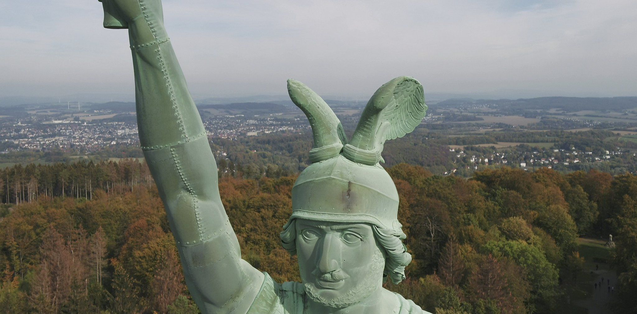 Luftaufnahme der Filmdrohne vom Helm des Herrmanns-Denkmal