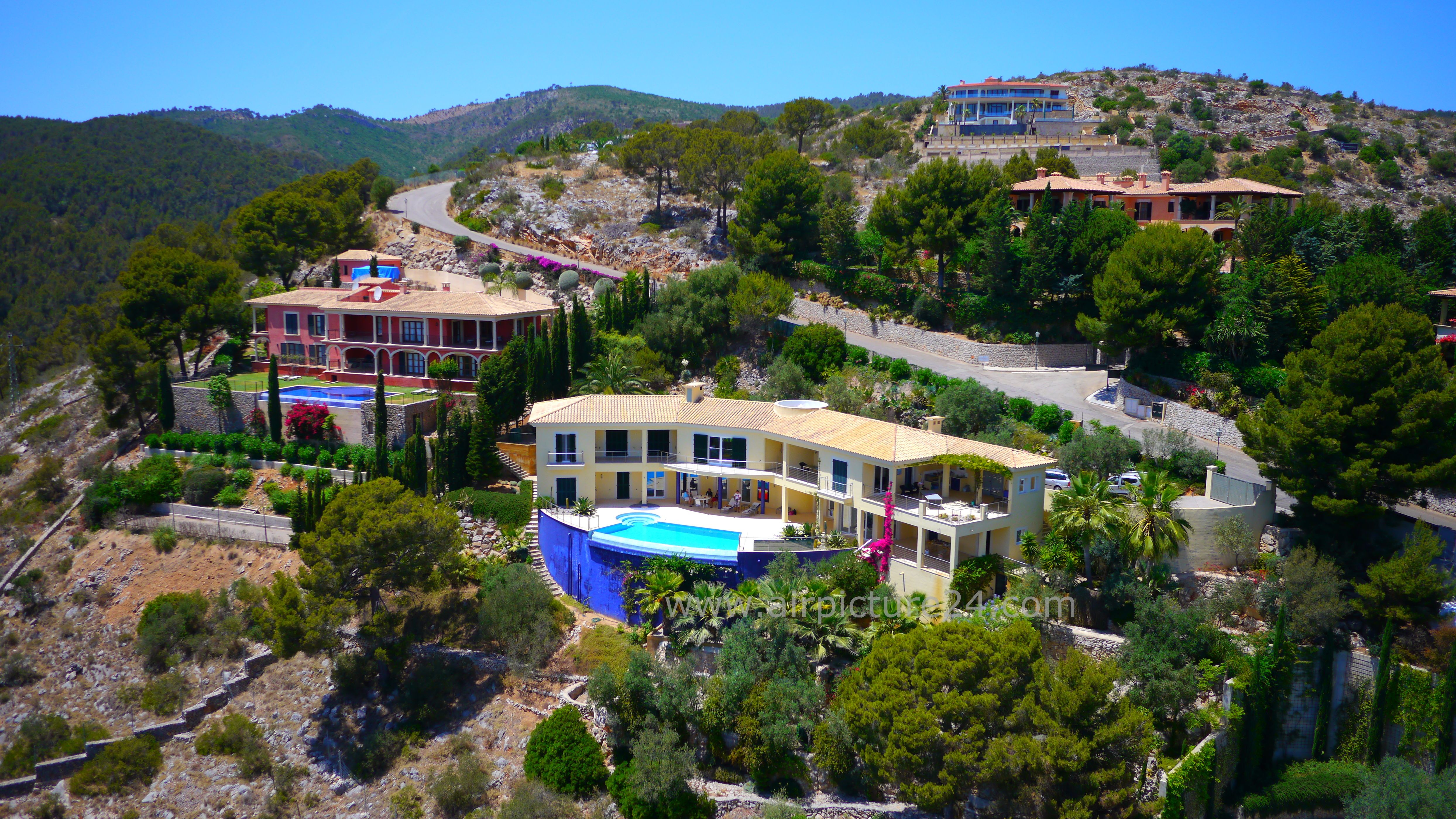 Luftaufnahme einer Ferienanlage mit Pool auf Mallorca